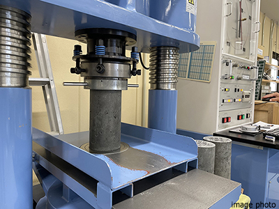 圧縮強度試験イメージ｜リーザス南千里